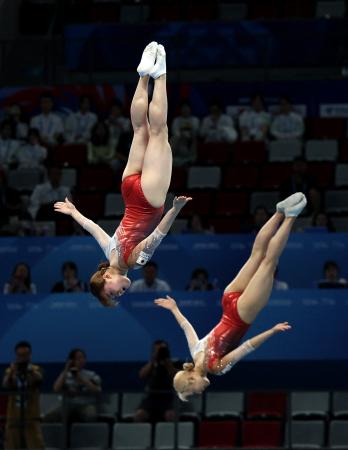 トランポリンのシンクロナイズド女子決勝で演技する森ひかると田中沙季組の日本＝１０日、中国・成都（ロイター＝共同）