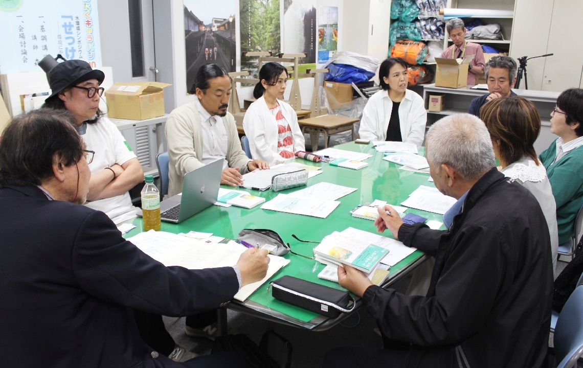 作品募集の打ち合わせをする水郷ひた実行委員会のメンバー＝日田市中ノ島町