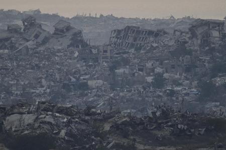 イスラエル軍による攻撃で破壊されたパレスチナ自治区ガザ北部の建物＝８日、イスラエル南部から撮影（ＡＰ＝共同）