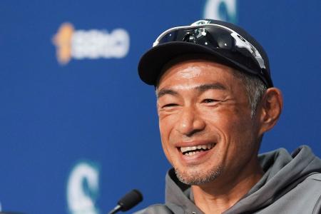 記者会見で笑顔を見せるイチローさん＝シアトル（ＡＰ＝共同）