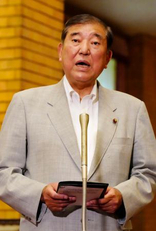 九州地方の記録的大雨を受け、記者団の取材に応じる石破首相＝１１日午前、首相公邸