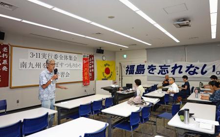 九州電力川内原発１号機の再稼働から１０年となり、脱原発団体が開いた集会＝１１日午前、鹿児島市