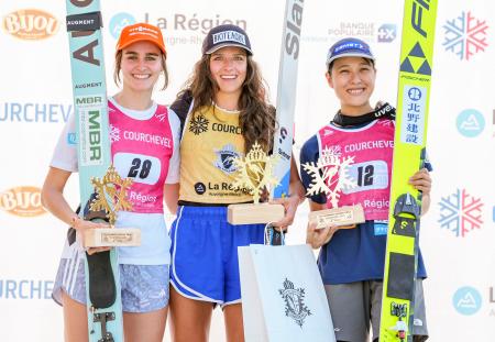 ＧＰジャンプ女子個人第２戦で３位に入り、表彰を受けた丸山希（右）＝クーシュベル（共同）