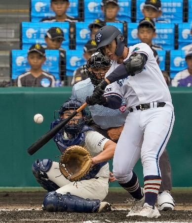 高川学園―未来富山　２回表高川学園無死、遠矢が左越えに本塁打を放つ。捕手中込＝甲子園