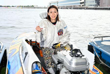第３９回レディースチャンピオンで優勝し、ポーズをとる鎌倉涼＝ボートレース浜名湖