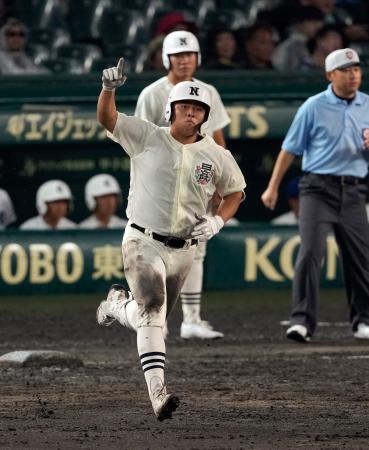 豊橋中央―日大三　８回裏、決勝本塁打を放ち、指を突き上げる日大三・田中諒＝甲子園