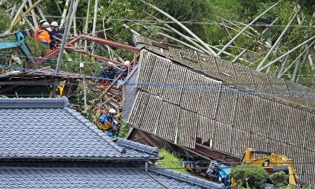 住宅倒壊現場＝９日、鹿児島県姶良市