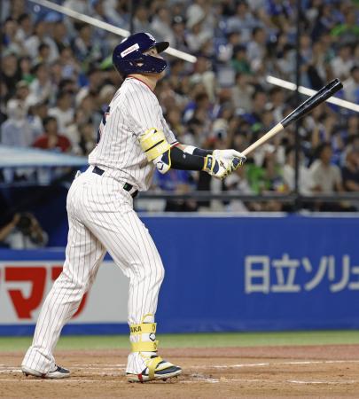 ３回ヤクルト無死、村上が右越えに２者連続本塁打を放つ＝神宮
