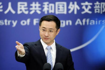 記者会見する中国外務省の林剣副報道局長＝５月、北京（共同）