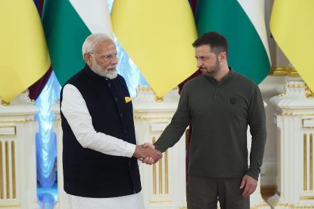 ウクライナ・キーウでゼレンスキー大統領（右）と握手するインドのモディ首相＝２０２４年８月（ゲッティ＝共同）