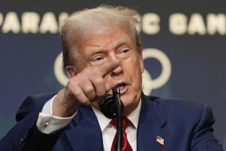 記者会見するトランプ米大統領＝５日、ワシントン（ＡＰ＝共同）