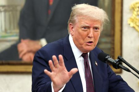 ６日、米ホワイトハウスで話すトランプ大統領（ロイター＝共同）