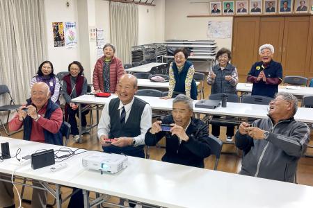 ｅスポーツを楽しむ老人クラブのメンバー＝２０２３年１２月、千葉市（千葉市老人クラブ連合会提供）