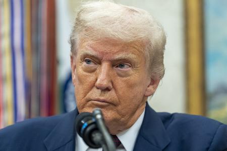 ６日、ワシントンで記者会見するトランプ米大統領（ＡＰ＝共同）
