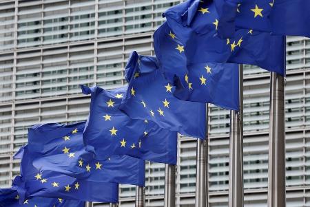 ＥＵ欧州委員会本部に掲げられたＥＵの旗＝７月、ブリュッセル（ロイター＝共同）