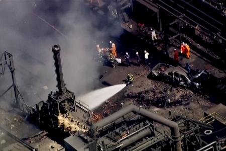 爆発のあったＵＳスチールのコークス工場で消火に当たる消防士＝１１日、米ペンシルベニア州ピッツバーグ近郊（ロイター＝共同）