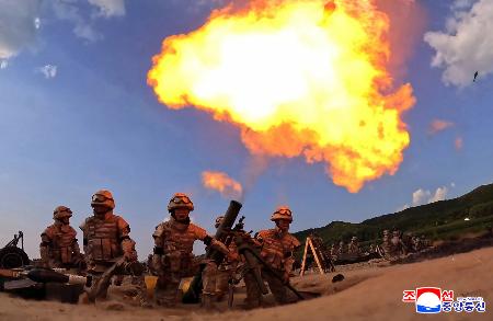 北朝鮮軍の砲兵部隊による砲撃訓練。金正恩朝鮮労働党総書記は視察に参加しなかった＝１１日（朝鮮中央通信＝共同）