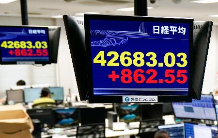 上げ幅が一時８００円を超え、４万２６００円台を付けた日経平均株価を示すモニター。取引時間中として史上最高値を更新した＝１２日午前、東京都港区の外為どっとコム