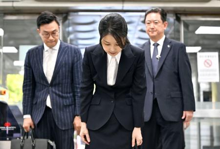 １２日、ソウル中央地裁に出頭し、報道陣に一礼する金建希氏（共同）