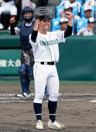 松商学園を完封し、ガッツポーズの岡山学芸館・青中。捕手佐藤滉＝甲子園