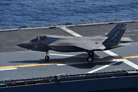 海上自衛隊の護衛艦「かが」に着艦した英軍のＦ３５Ｂ（海上自衛隊のＸから）