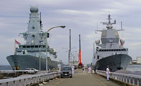 海上自衛隊横須賀基地に入港した英海軍駆逐艦ドーントレス（左）とノルウェー海軍フリゲート艦ロワール・アムンセン＝１２日午前