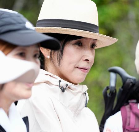 「御巣鷹の尾根」を訪れた俳優の黒木瞳さん＝１２日午前、群馬県上野村
