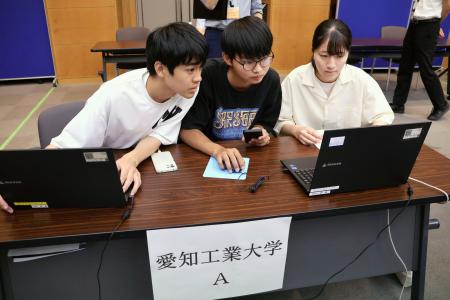 サイバー犯罪捜査を模した競技会に参加する学生たち＝１２日午後、愛知県警本部