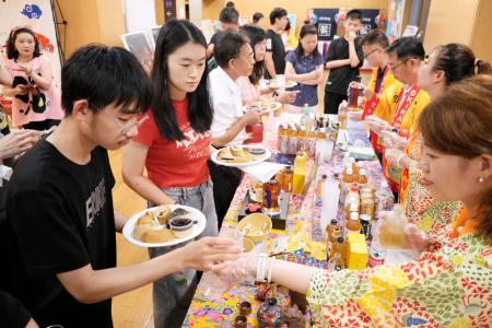 北京の日本大使館で開かれた、沖縄県の魅力を発信するイベント＝１２日（共同）