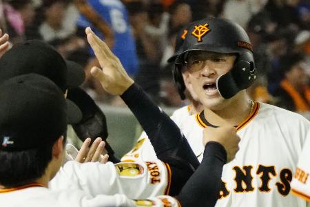 ３回、２ランを放ち、ナインに迎えられる巨人・岸田＝東京ドーム