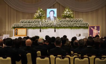 大阪府内で営まれた釜本邦茂さんの通夜＝１２日夕