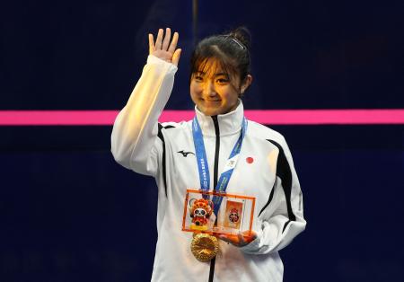 ワールドゲームズのスカッシュ女子シングルスで優勝、表彰台に立つ渡辺聡美＝１２日、中国・成都（ロイター＝共同）
