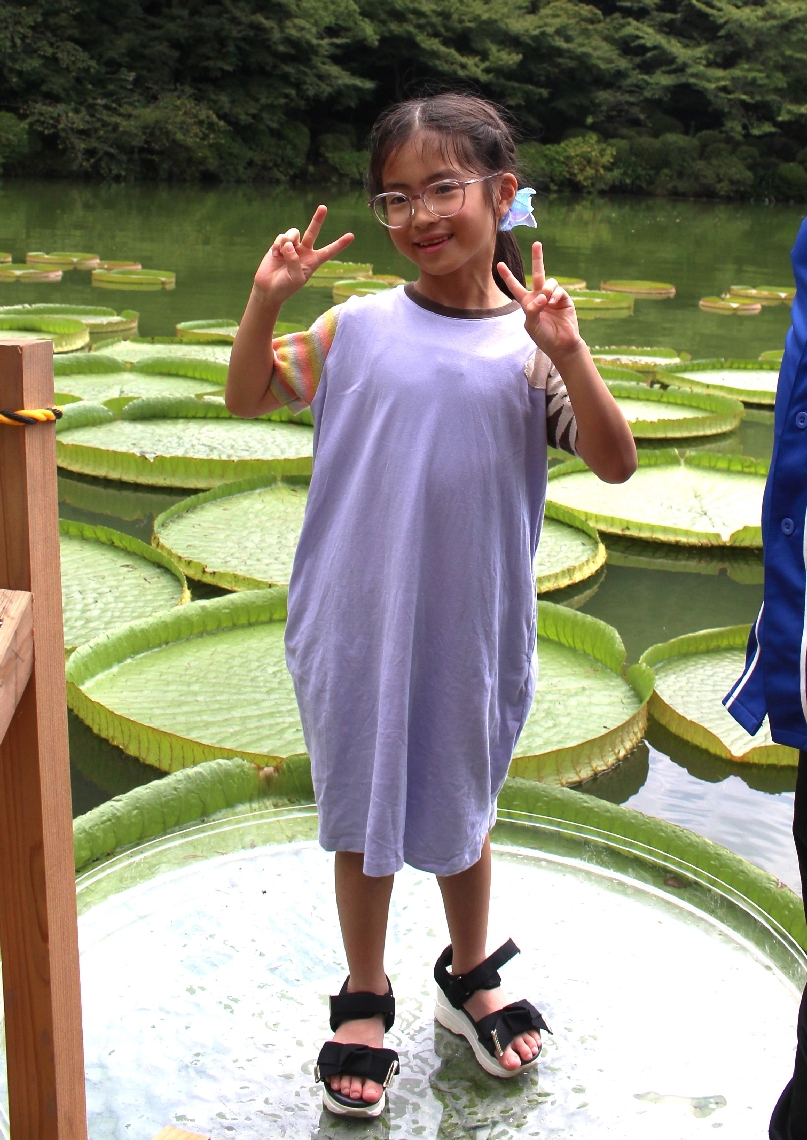 オオオニバスの葉の上に乗る子ども