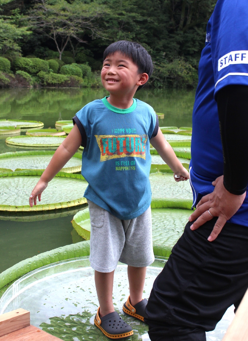 オオオニバスの葉の上に乗る子ども