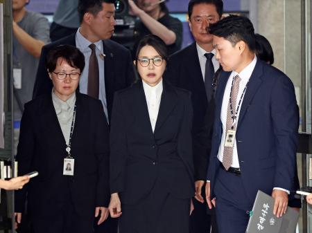 １２日、逮捕状審査を終え、ソウル中央地裁を出る金建希氏（中央）（聯合＝共同）