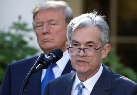 米ＦＲＢのパウエル議長（手前）とトランプ大統領＝２０１７年、ワシントン（ロイター＝共同）