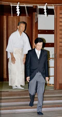 靖国神社の参拝を終えた自民党の西村元経産相＝１３日午前、東京・九段北