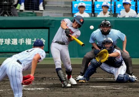 健大高崎―京都国際　３回裏京都国際２死二塁、猪股が中前に適時打を放つ。投手下重、捕手小堀＝甲子園