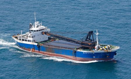 大分県津久見市沖でヨットと衝突した砂利採取運搬船「第３８さだ丸」＝１３日午後０時４５分（共同通信社ヘリから）