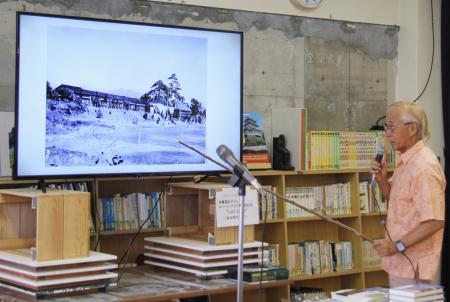 「敵国人抑留所」について説明する出羽仁さん＝６月、神奈川県南足柄市