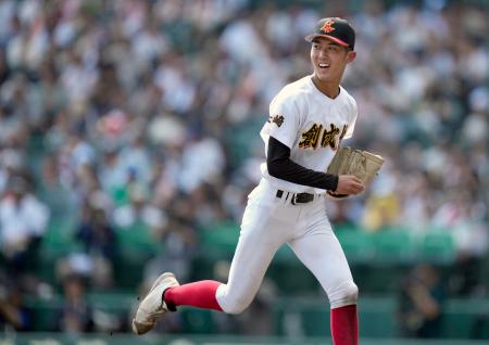 神村学園戦に先発し、６回無安打無失点と好投した創成館・奥田＝甲子園