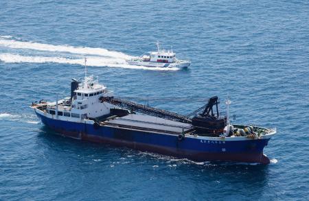 ヨットと衝突した砂利採取運搬船「第３８さだ丸」（手前）＝１３日午後０時５９分、大分県津久見市沖（共同通信社ヘリから）