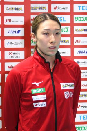 取材に応じるバレーボール女子日本代表の石川主将＝１３日、東京都内