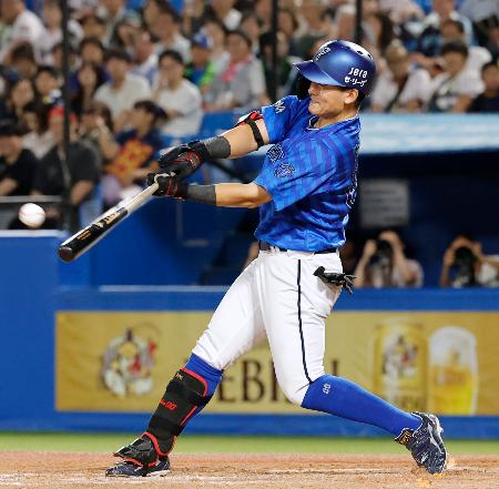 ９回ＤｅＮＡ２死一塁、林が右越えに２ランを放つ＝神宮