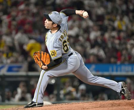 ９回に登板し、プロ野球タイ記録の３９試合連続無失点を達成した阪神・石井＝マツダ