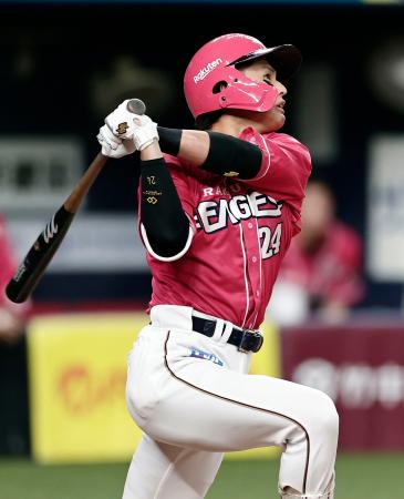 １回楽天１死一、三塁、黒川が先制の右犠飛を放つ＝京セラドーム