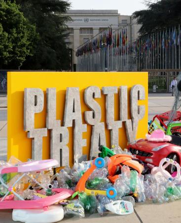 プラスチック条約の政府間交渉委員会が開かれている国連施設前に設置されたオブジェ＝１３日、ジュネーブ（共同）