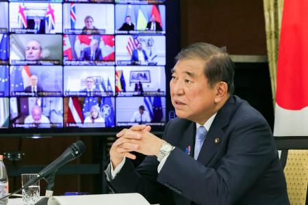 ウクライナに関する有志連合オンライン首脳会合に出席する石破首相＝１３日深夜、首相公邸（内閣広報室提供）