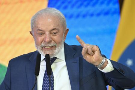 １３日、演説するブラジルのルラ大統領＝ブラジリア（アナトリア通信提供・ゲッティ＝共同）