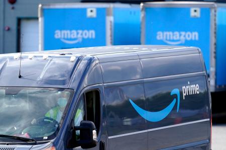 アマゾンの配送車＝２０２０年１０月、米マサチューセッツ州（ＡＰ＝共同）
